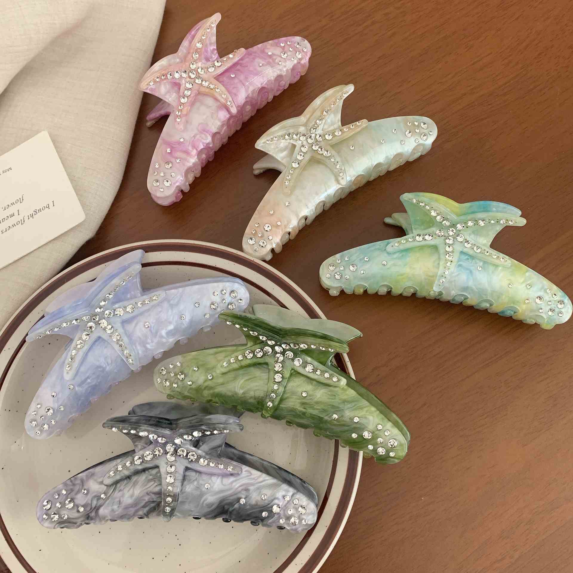 Miksi Summer Starfish -hiusklipsi on tämän kauden pakollinen asuste?